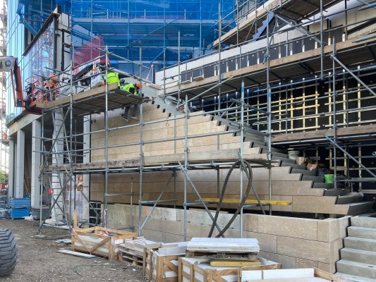Valley Amsterdam - hoeveel natuurstenen telt deze gevel?